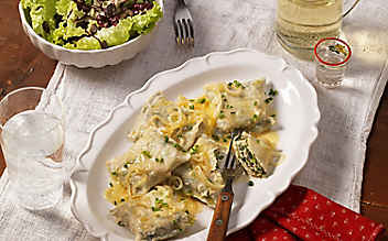 Maultaschen mit Spinat, Zwiebeln und brauner Butter - (c) Foto: Eisenhut & Mayer Maultaschen mit Spinat, Zwiebeln und brauner Butter