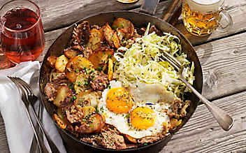 Tiroler Gröstl mit Rindfleisch und Spiegelei - (c) Foto: Eisenhut & Mayer Tiroler Gröstl mit Rindfleisch und Spiegelei