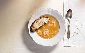 Zwiebelsuppe mit Bauernbrot und Bergkäse - (c) Foto: Eisenhut & Mayer Zwiebelsuppe mit Bauernbrot und Bergkäse
