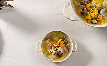Gemüsesuppe mit Saubohnen und Äpfeln - (c) Foto: Eisenhut & Mayer Gemüsesuppe mit Saubohnen und Äpfeln