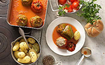 Gefüllte Paprika mit Salz-Kümmel-Kartoffeln - (c) Foto: Eisenhut & Mayer Gefüllte Paprika mit Salz-Kümmel-Kartoffeln