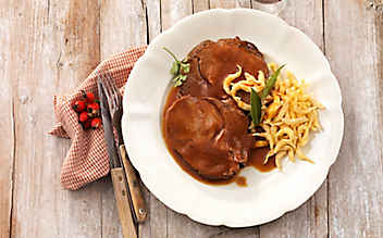 Rehbraten in Hagebuttensauce mit Spätzle - (c) Foto: Eisenhut & Mayer Rehbraten