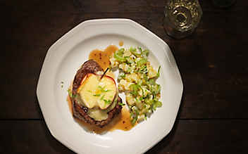 Rindsfilet mit Apfel und Weinkäse überbacken - (c) Foto: Eisenhut und Mayer Rindsfilet