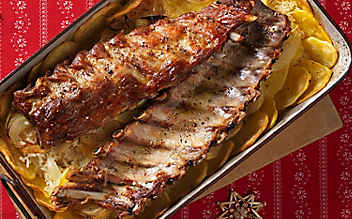 Gebratene Schweinsripperln mit Reis und Kartoffeln - (c) Foto: Eisenhut & Mayer Gebratene Schweinsripperln mit Reis und Kartoffeln