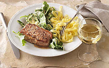 Kalbsrücken-Steak mit Kohlrabi-Blattgemüse und Nudeln - (c) Foto: Eisenhut & Mayer Kalbsrücken-Steak mit Kohlrabi-Blattgemüse und Nudeln