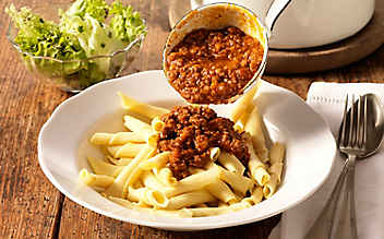 Selbstgemachte Röllchen mit Faschiertem - (c) Foto: Eisenhut & Mayer Röllchen mit Faschiertem