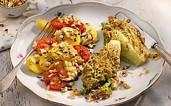 Panierte Salatherzen auf Erdäpfel-Paradeiser-Salat - (c) Foto: Eisenhut & Mayer Panierte Salatherzen