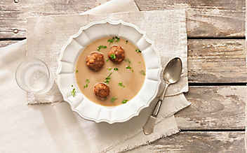 Brennsuppe mit Apfelessig & Schwarzbrotknöderln - (c) Foto: Eisenhut & Mayer Brennsuppe mit Apfelessig & Schwarzbrotknöderln