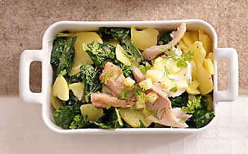 Schwarzkohl-Erdäpfel-Salat mit Räucherfisch - (c) Foto: Eisenhut & Mayer Schwarzkohl-Erdäpfel-Salat