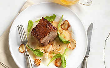 Schweinebauch auf Mairüben-Salat - (c) Foto: Eisenhut & Mayer Schweinebauch