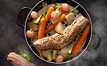 Gedämpftes Schweinsfilet im Specksud - (c) Foto: Eisenhut & Mayer Schweinsfilet