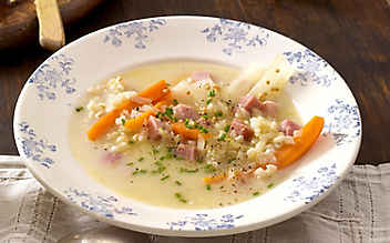 Selchsuppe mit Graupen, Senfgurken und Karotten - (c) Foto: Eisenhut & Mayer Selchsuppe