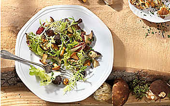 Salat mit gebratenen Pilzen und Traubenkernöl-Marinade - (c) Foto: Eisenhut & Mayer Pilzsalat