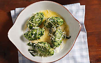 Spinat-Knödel in Salbeibutter - (c) Foto: Eisenhut & Mayer Spinatknödel
