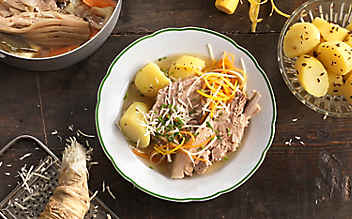 Steirisches Wurzelfleisch mit Kümmel-Erdäpfeln - (c) Foto: Eisenhut & Mayer Wurzelfleisch