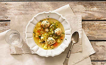 Steckrüben-Suppe mit Kräuter-Knödeln - (c) Foto: Eisenhut & Meyer Steckrüben-Suppe mit Kräuter-Knödeln