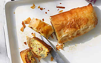 Artischockenstrudel mit Kräuterrahmsauce - (c) Foto: Eisenhut & Mayer Artischockenstrudel