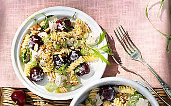 Geflügel-Nudel-Salat mit frischen Sommerkirschen - (c) Foto: Eisenhut & Mayer Geflügel-Nudel-Salat