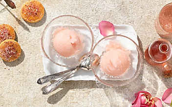 Rosen-Sorbet mit Walderdbeer-Sauce - (c) Foto: Eisenhut & Mayer Rosensorbet