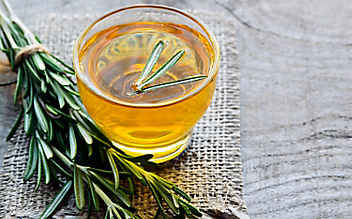 Duftender Badreiniger aus Rosmarin - (c) Foto: Thinkstock Duftender Badreiniger aus Rosmarin