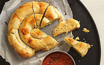 Erdäpfel-Strudel mit Paradeissauce - (c) Foto: Eisenhut & Mayer Erdäpfelstrudel