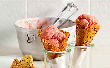 Erdbeer-Joghurt-Eis mit selbstgemachten Pistazien-Stanitzeln - (c) Foto: Eisenhut & Mayer Erdbeer-Joghurt-Eis