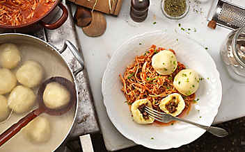Grammelknödel auf Paradeiskraut - (c) Foto: Eisenhut & Mayer Grammelknödel