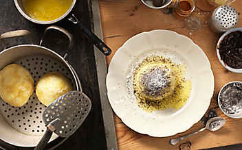 Germknödel mit Mohn und Butter - (c) Foto: Eisenhut & Mayer Germknödel