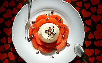Weiße Schokoladen-Mousse mit Grapefruit - (c) Foto: Eisenhut & Mayer Weisse Schokomousse