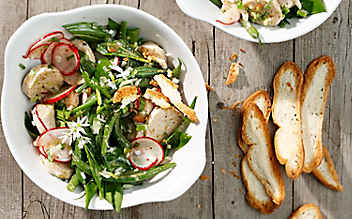 Weißwurst-Salat mit Fisolen, Bärlauch und Radieschen - (c) Foto: Eisenhut & Mayer Weißwurstsalat