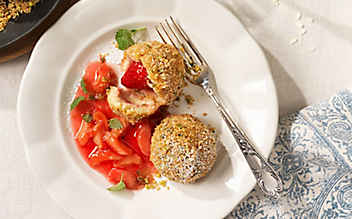 Erdbeer-Knödel mit Rhabarberkompott - (c) Foto: Eisenhut & Mayer Erdbeerknödel