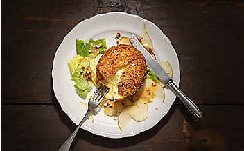 Gebackener Ziegenkäse mit Nusskruste auf Endivien-Speck-Salat - (c) Eisenhut & Mayer Gebackener Ziegenkäse
