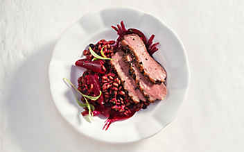 Gebratene Entenbrust auf roten Rüben und Grünkernsalat - (c) Foto: Eisenhut & Mayer Gebratene Entenbrust