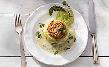 Gefüllte Kohlrabi mit Faschiertem im Weißwein-Obers-Sud - (c) Foto: Eisenhut & Mayer Gefüllte Kohlrabi