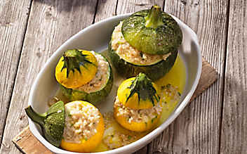 Zucchini gefüllt mit Zwiebelreis - (c) Foto: Eisenhut & Mayer Gefüllte Zucchini
