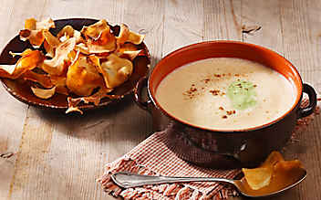 Topinambur-Suppe mit Petersilcreme - (c) Foto: Eisenhut & Mayer Topinambursuppe