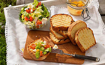 Geröstetes Maisbrot mit Salat - (c) Foto: Eisenhut & Mayer Geröstetes Maisbrot