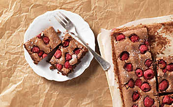 Schoko-Blechkuchen mit Himbeeren - (c) Eisenhut & Mayer Schoko-Blechkuchen