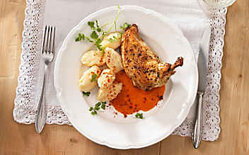 Paprika-Huhn mit Butternockerln - (c) Foto: Eisenhut & Mayer Huhn mit Paprikasauce