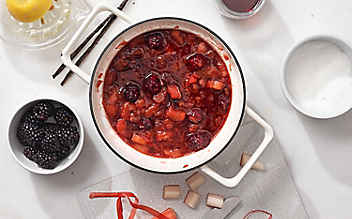 Rhabarberkompott mit Brombeeren, Anis und Vanille - (c) Foto: Eisenhut & Mayer Rhabarberkompott mit Brombeeren, Anis und Vanille