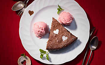 Schoko-Chili-Kuchen mit Rhabarber-Eis - (c) Foto: Eisenhut & Mayer Schoko-Chili-Kuchen mit Rhabarber-Eis