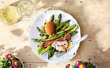 Grüner Spargel mit zweierlei Ei - (c) Foto: Eisenhut & Mayer Grüner Spargel mit zweierlei Ei