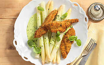 Spargel mit gebackener Hühnerbrust - (c) Foto: Eisenhut & Mayer Spargel mit gebackener Hühnerbrust