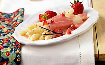 Süßer Spargel in Erdbeermilch - (c) Foto: Eisenhut & Mayer Süßer Spargel in Erdbeermilch