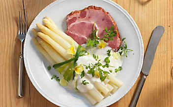 Spargel mit Oberssauce und G'selchtem - (c) Foto: Eisenhut & Mayer Spargel mit Oberssauce und Gselchtem