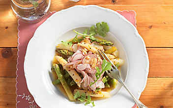Spargelsalat mit Orangenmarinade und Radieschen - (c) Foto: Eisenhut & Mayer Spargelsalat mit Orangenmarinade und Radieschen
