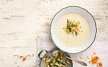 Spargelcremesuppe mit zweierlei Spargel - (c) Foto: Eisenhut & Mayer Spargelcremesuppe mit zweierlei Spargel