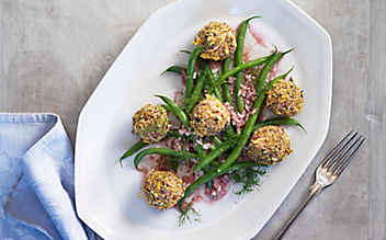 Karpfenkugerl auf Fisolensalat - (c) Foto: Eisenhut & Mayer Karpfenkugerl