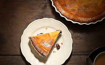 Vorarlberger Käsekuchen mit Sauerkirschen - (c) Foto: Eisenhut & Mayer Vorarlberger Käsekuchen