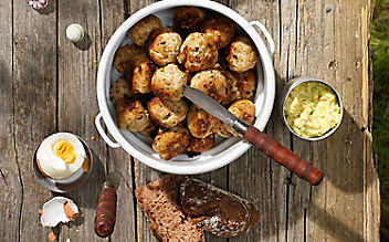 Kalbsbällchen mit Frühlingszwiebelsenf - (c) Foto: Eisenhut & Mayer Kalbsbällchen mit Frühlingszwiebelsenf